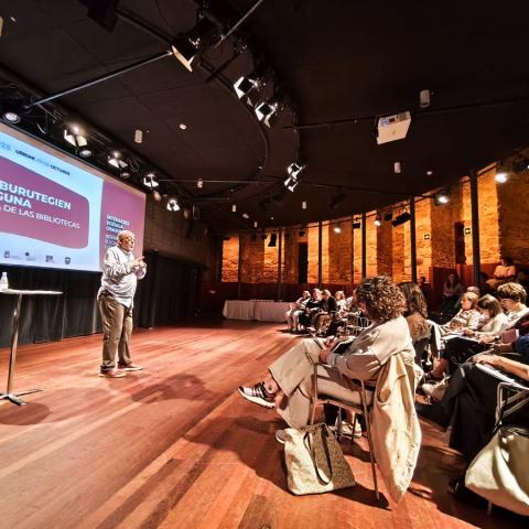 Irudiaren jatorria: https://makusi.tabakalera.eus/eu/artxiboak/liburutegien-eguna-2025/